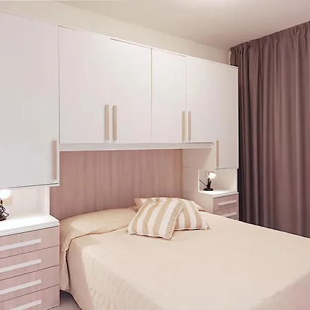 Daire Pine Wood Bibione