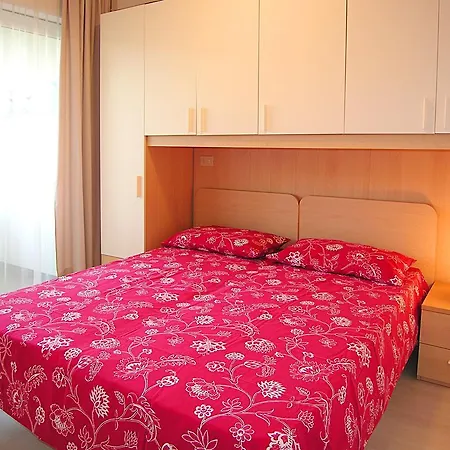 Daire Pine Wood Bibione